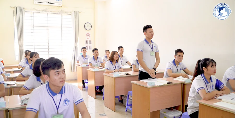 hình ảnh thực tập sinh nam bảo dưỡng ô tô Nhật Bản tại Vinaeximco được rèn luyện trong môi trường chuẩn Nhật.