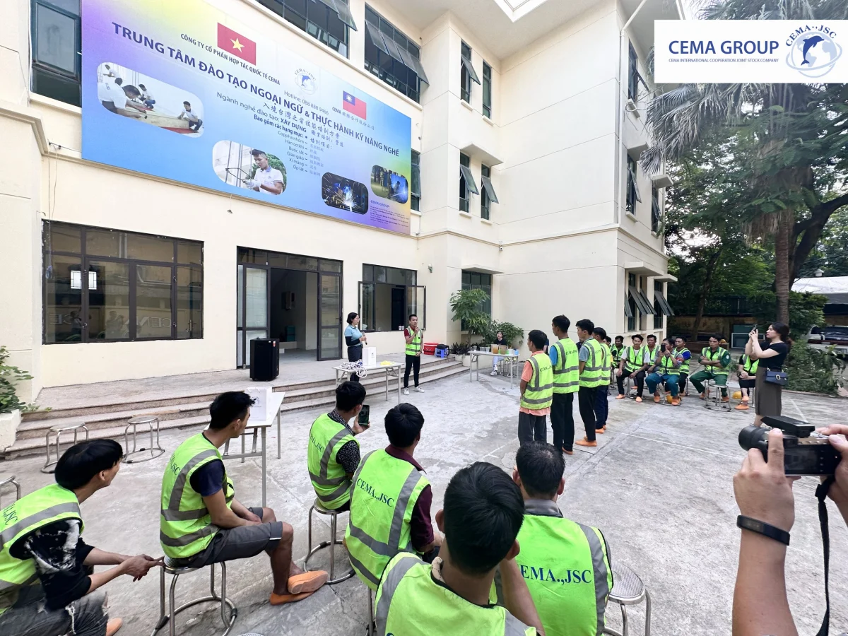 Các bạn học viên tham gia thi đố vui có thưởng, trả lời các câu hỏi bằng tiếng Trung